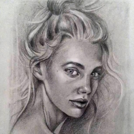 Portret în creion alb‑negru - Tânără